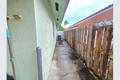 7456 W 34th Ct, Hialeah, FL 33018 - Photo 15