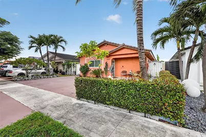 2427 W 70th Pl, Hialeah, FL 33016 - Photo 3