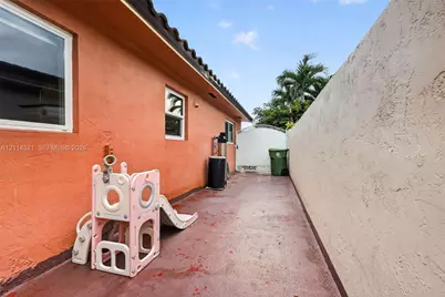 2427 W 70th Pl, Hialeah, FL 33016 - Photo 35