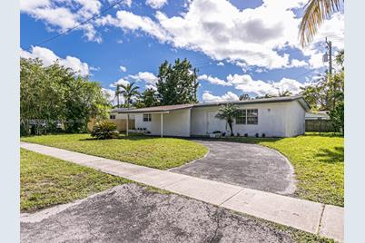 550 NE 172nd St, North Miami Beach, FL 33162 - Photo 1