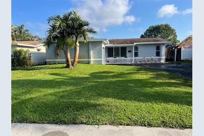 8421  Southampton Dr, Miramar, FL 33025 - Photo 1