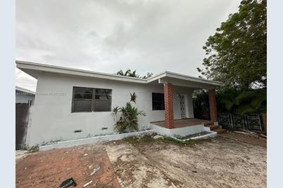 860 NW 18th Pl - Photo 1