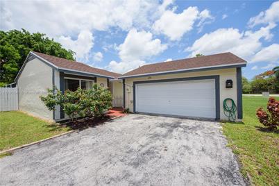 1300 Redstart Ct, Homestead, FL 33035 - Photo 1