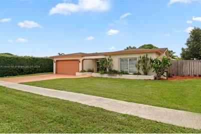 330 NW 92nd Ave, Pembroke Pines, FL 33024 - Photo 1