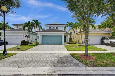 385 NE 34th Ave, Homestead, FL 33033 - Photo 1