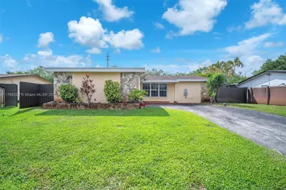 700 NW 88th Ter, Pembroke Pines, FL 33024 - Photo 1