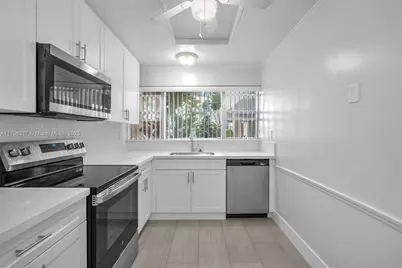 940 NE 199th St #1M, Miami, FL 33179 - Photo 1