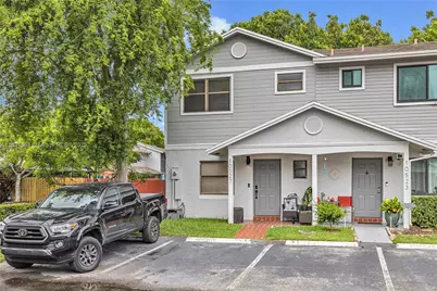 10527 NW 6th St, Pembroke Pines, FL 33026 - Photo 1