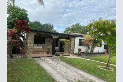 560 NE 158th St, Miami, FL 33162 - Photo 1