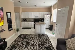 561 SW 2nd St, Miami, FL 33130 - Photo 1