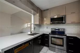 575 W Park Dr, Miami, FL 33172 - Photo 1