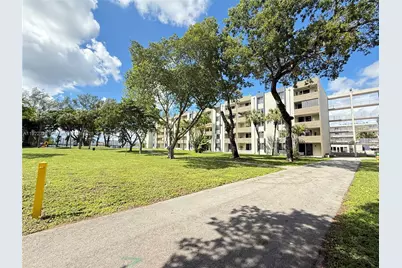 10000 NW 80th Ct #2424, Hialeah Gardens, FL 33016 - Photo 1