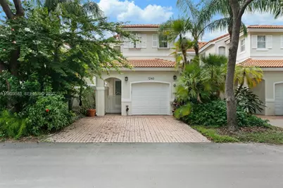 1240 Weeping Willow Way #1240, Hollywood, FL 33019 - Photo 1