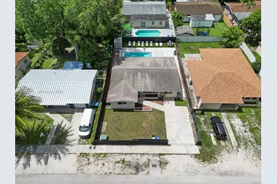 560 NE 161st St, Miami, FL 33162 - Photo 1