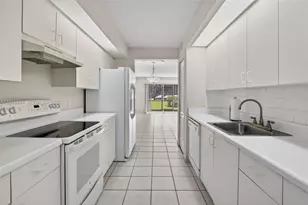 700 SW 137th Ave, Pembroke Pines, FL 33027 - Photo 1