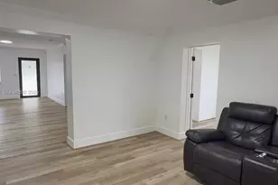 720 NW 19th Ct, Miami, FL 33125 - Photo 3