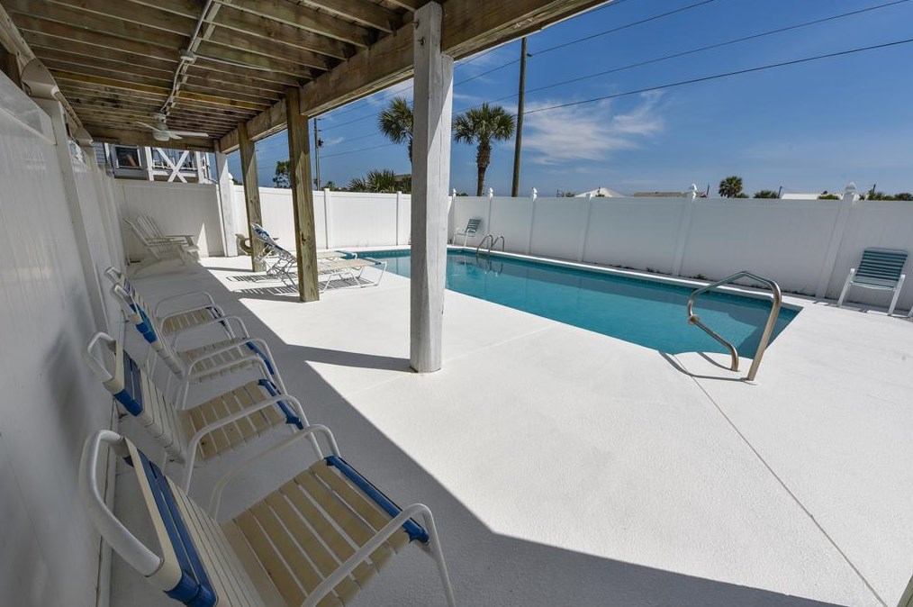 533 Gulf Bch Dr, Saint George Island FL  32328-2904 exterior