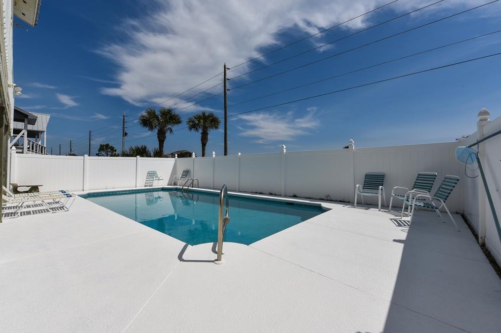 533 Gulf Bch Dr, Saint George Island FL  32328-2904 exterior