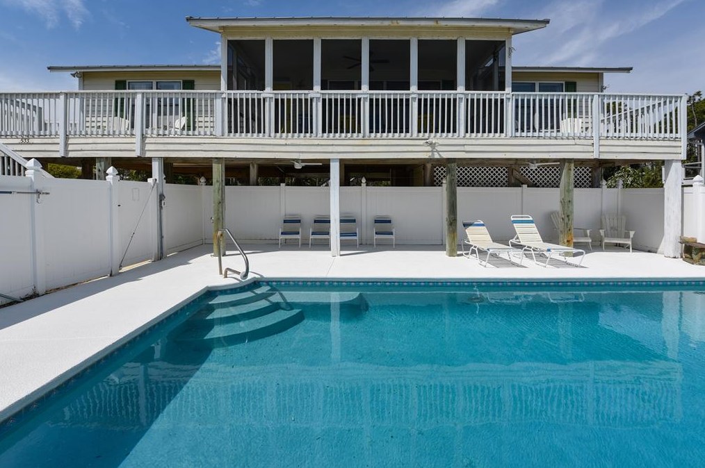 533 Gulf Bch Dr, Saint George Island FL  32328-2904 exterior