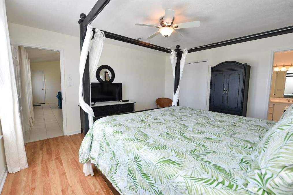 533 Gulf Bch Dr, Saint George Island FL  32328-2904 exterior