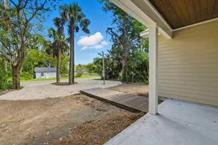 114 8th St, Apalachicola, FL 32320 - Photo 5