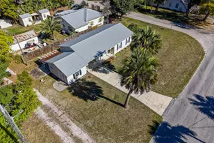 141 Ave D, Apalachicola, FL 32320 - Photo 1