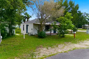 302 NW 9th St, Carrabelle, FL 32322 - Photo 5