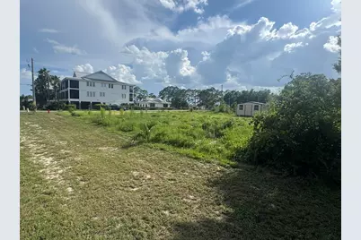 303 NW 12th St, Carrabelle, FL 32322 - Photo 3