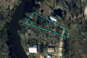 429 Spruce Ave, Wewahitchka, FL 32465 - Photo 1