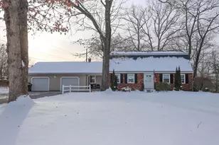 135 Pepperidge Dr, Manchester, NH 03103 - Photo 1