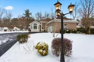 44 Cricket Ln, Manchester, NH 03104 - Photo 1