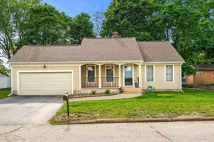 137 Wedgewood Ln, Manchester, NH 03109 - Photo 1