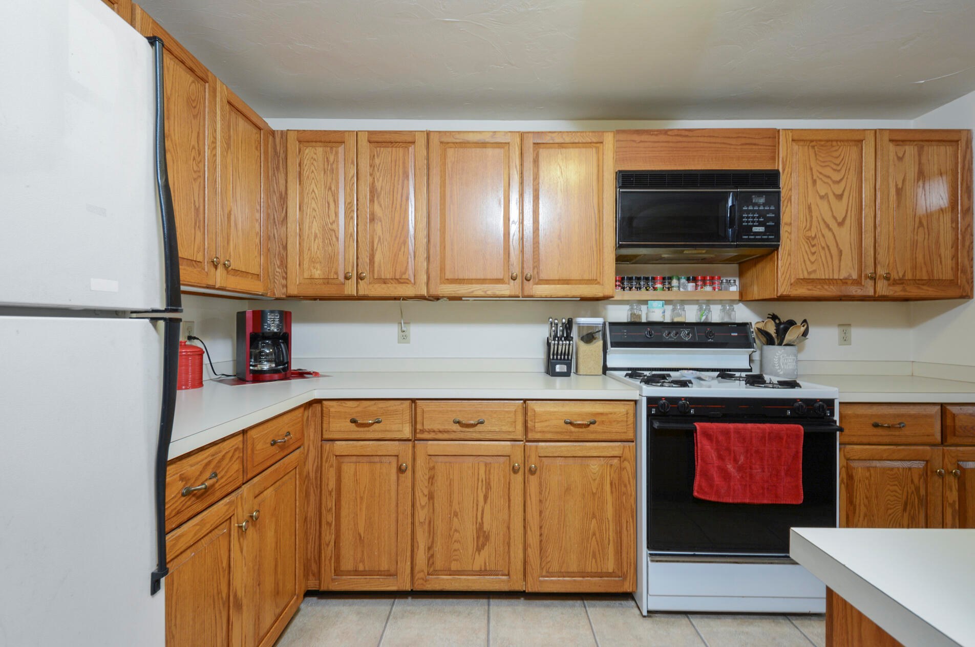 21 Hbr Hl Dr, Bourne MA 02532-3880 exterior