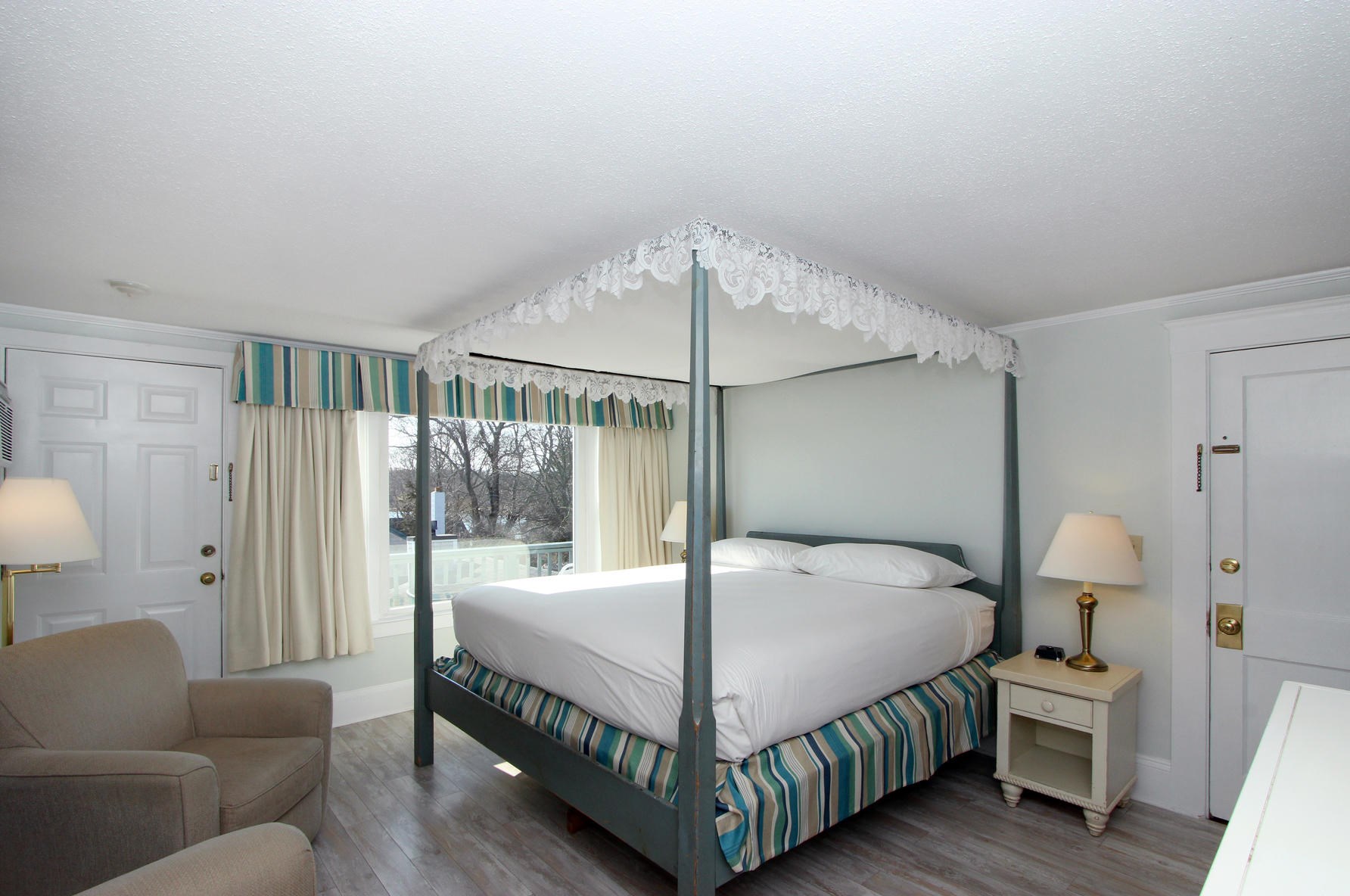 13 Orleans Rd, Orleans MA 02653-4012 exterior