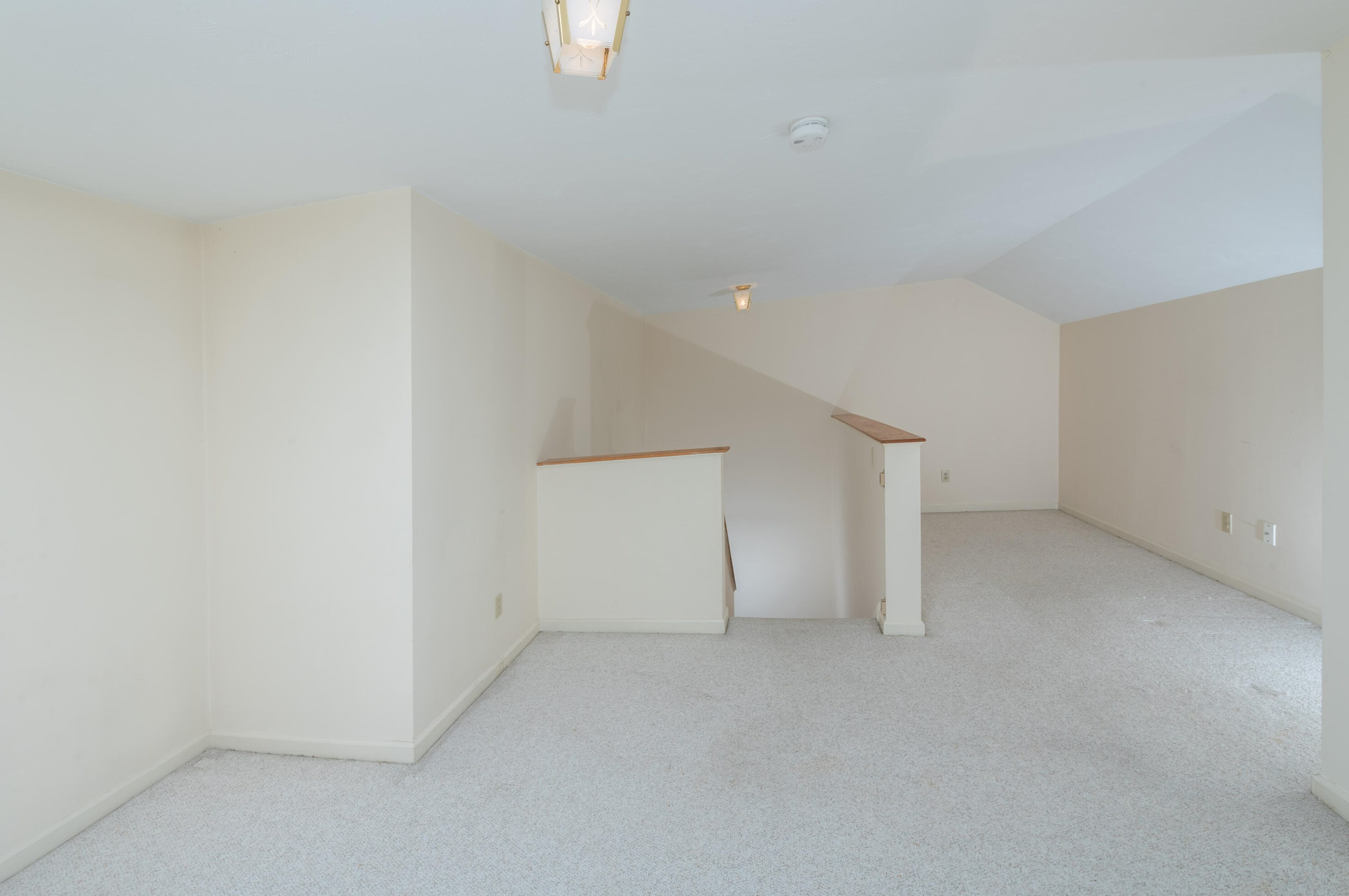 24 Hbr Hl Dr, Bourne MA 02532-3880 exterior