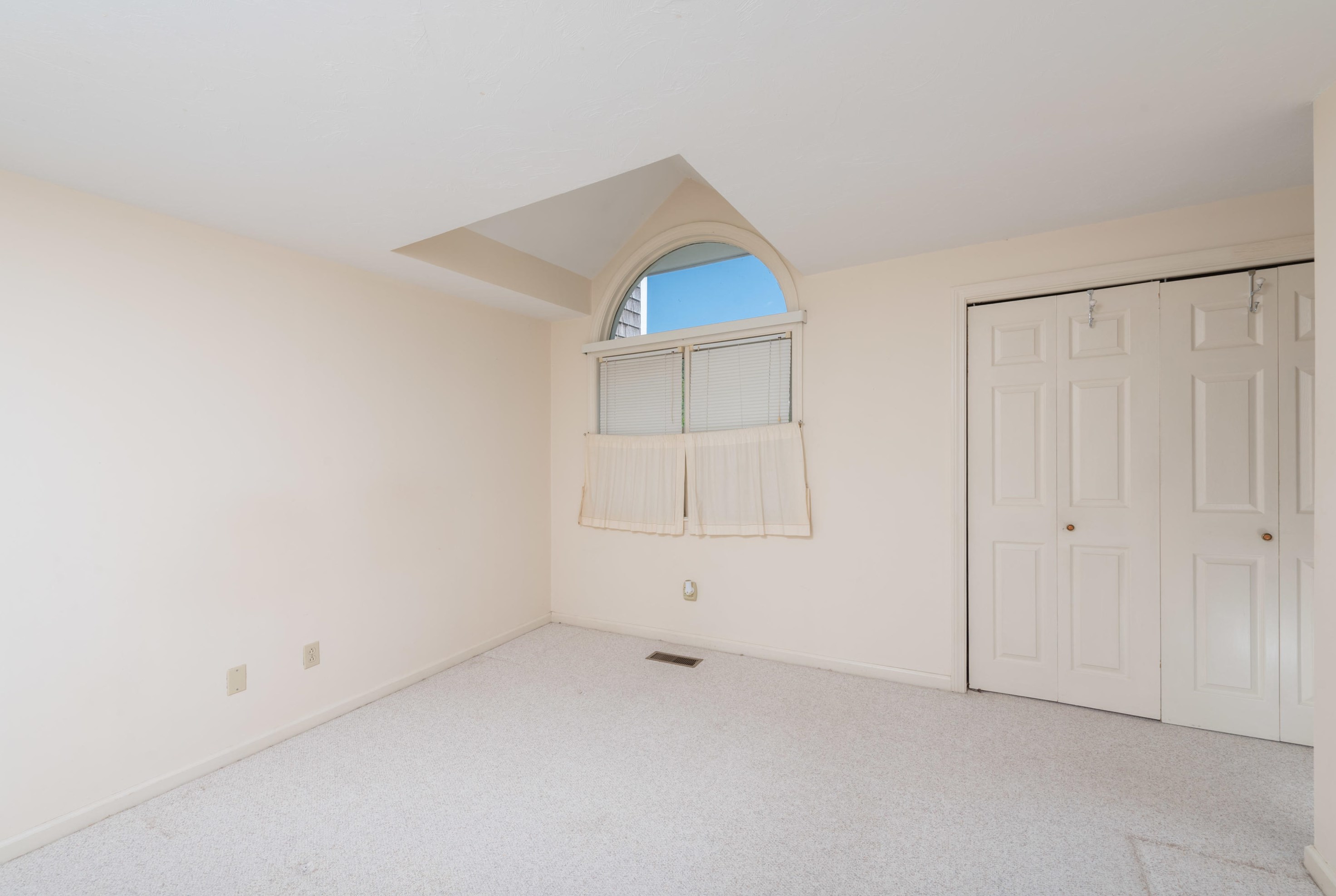 24 Hbr Hl Dr, Bourne MA 02532-3880 exterior