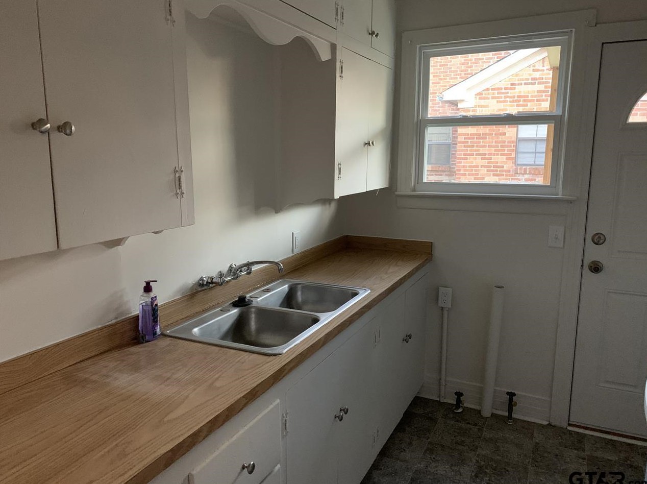 1902 Donnybrook Ave, Tyler TX  75701-4235 exterior