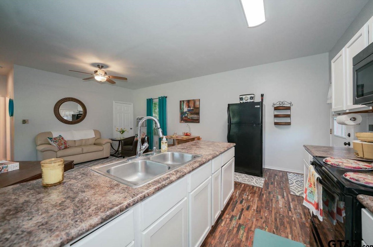 150 Holmes St, Holly Lake Ranch TX  exterior