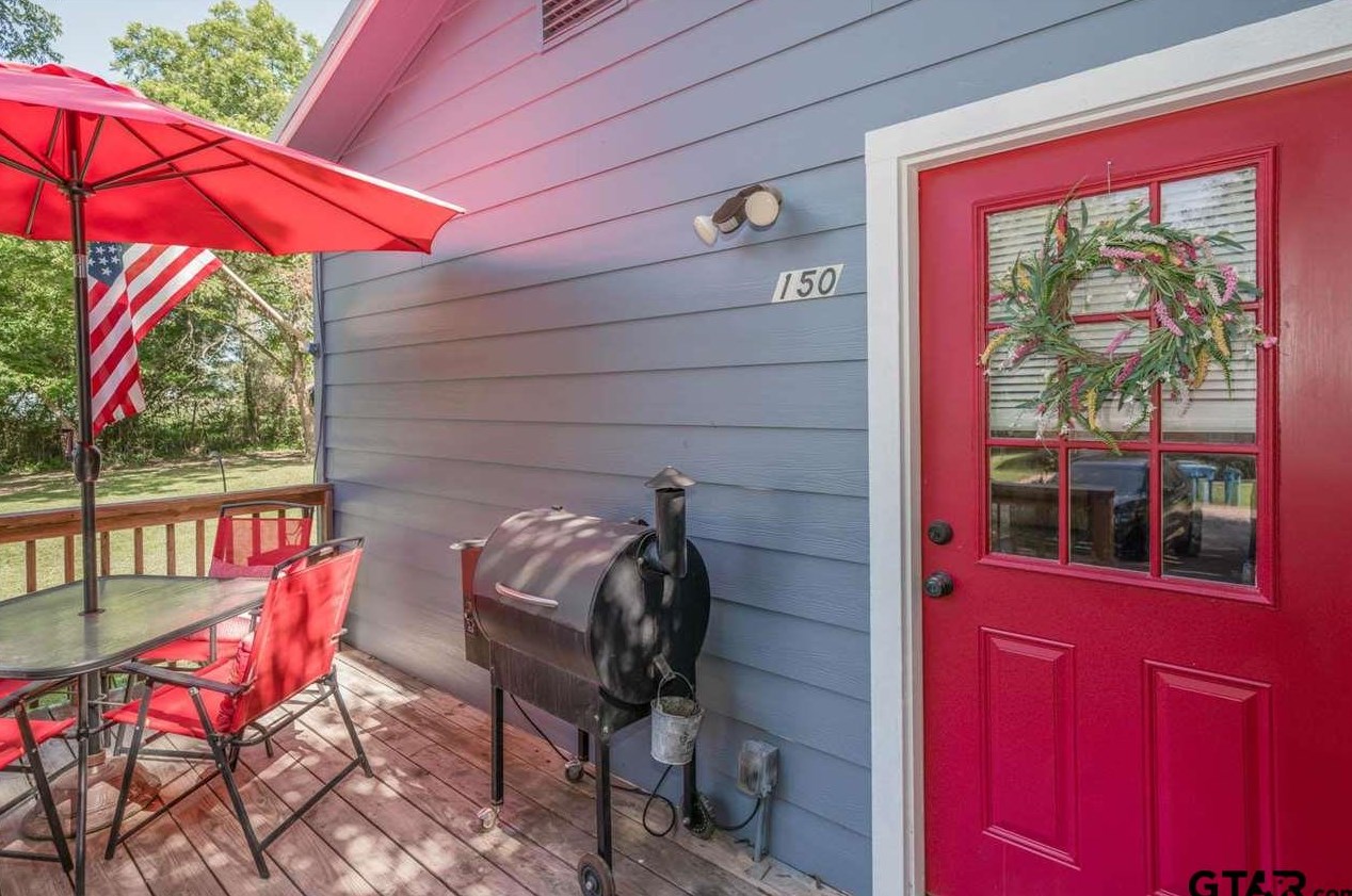 150 Holmes St, Holly Lake Ranch TX  exterior