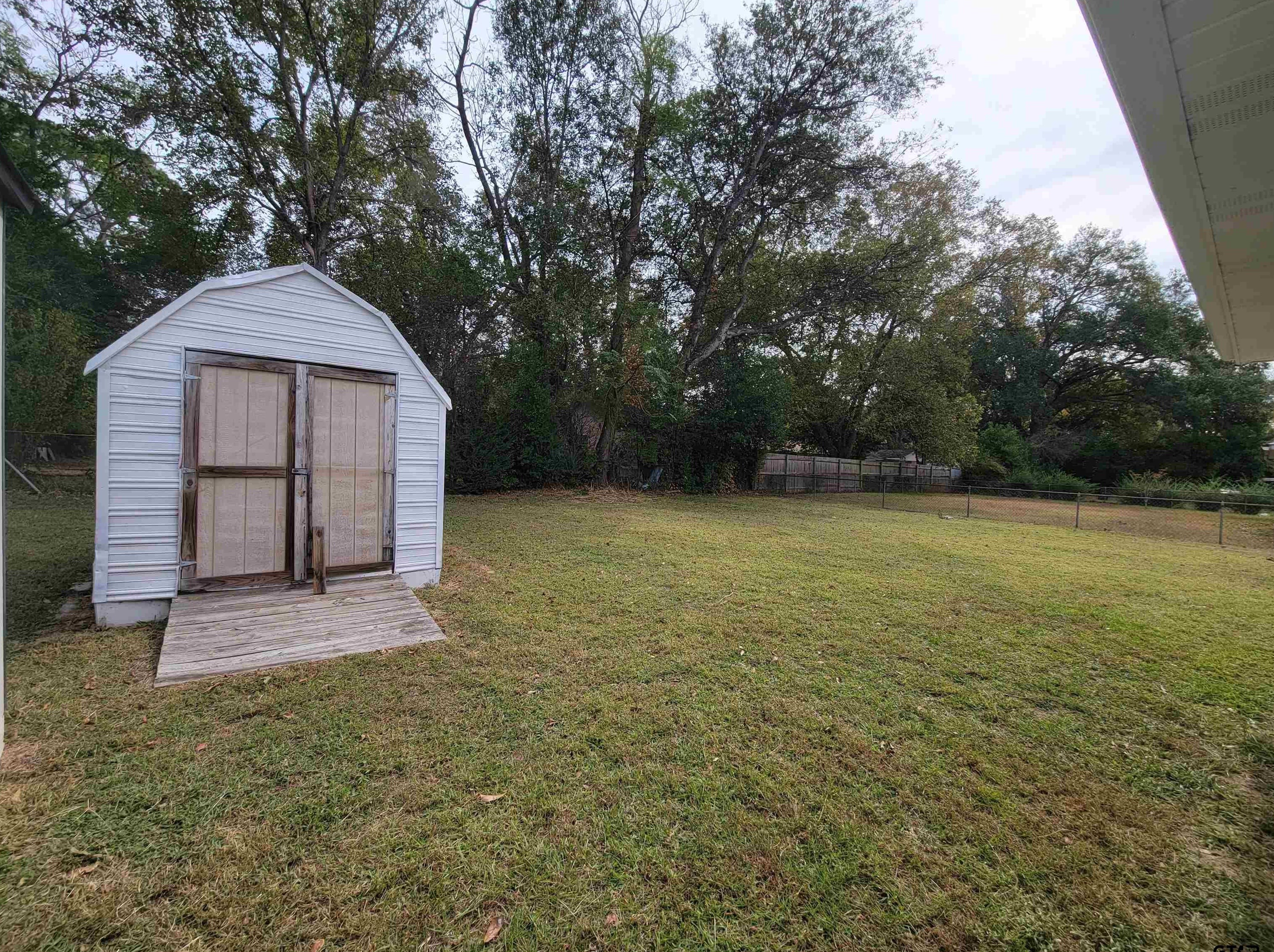 1525 Charlotte Dr, Tyler TX  75702-2619 exterior