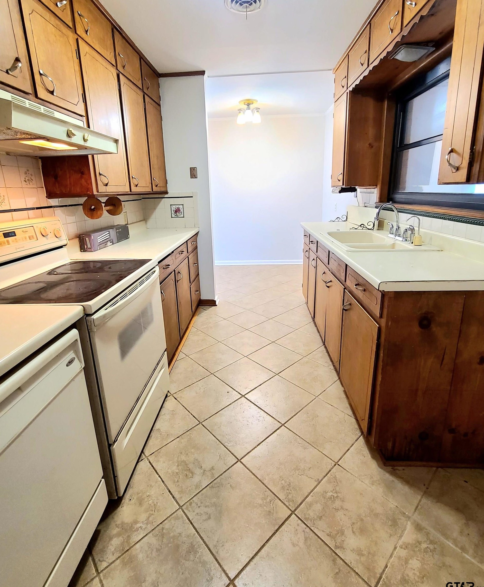 2315 Pinecrest Dr, Tyler TX  75701-6015 exterior