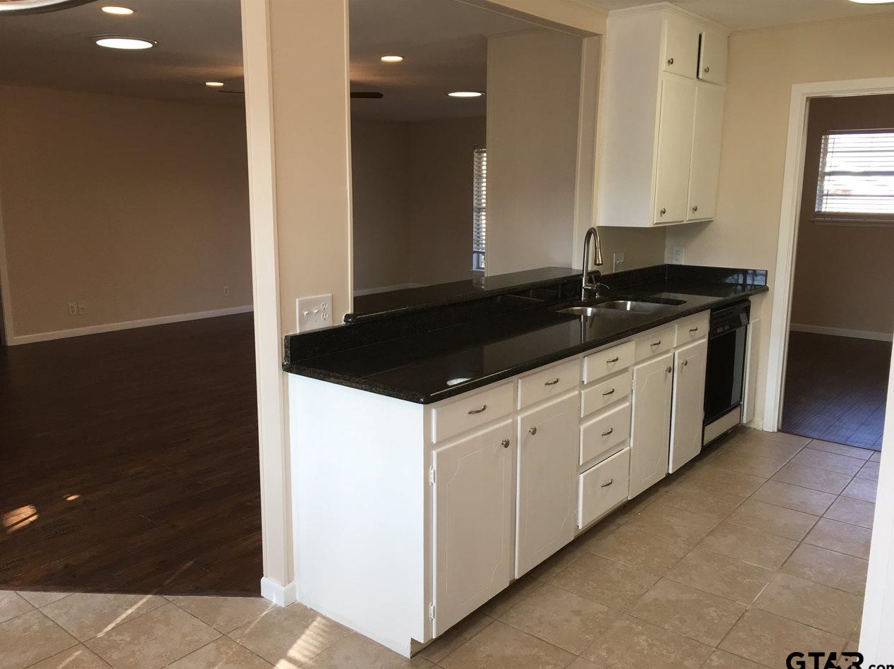 1101 Balmoral Dr, Tyler TX  75703-1502 exterior