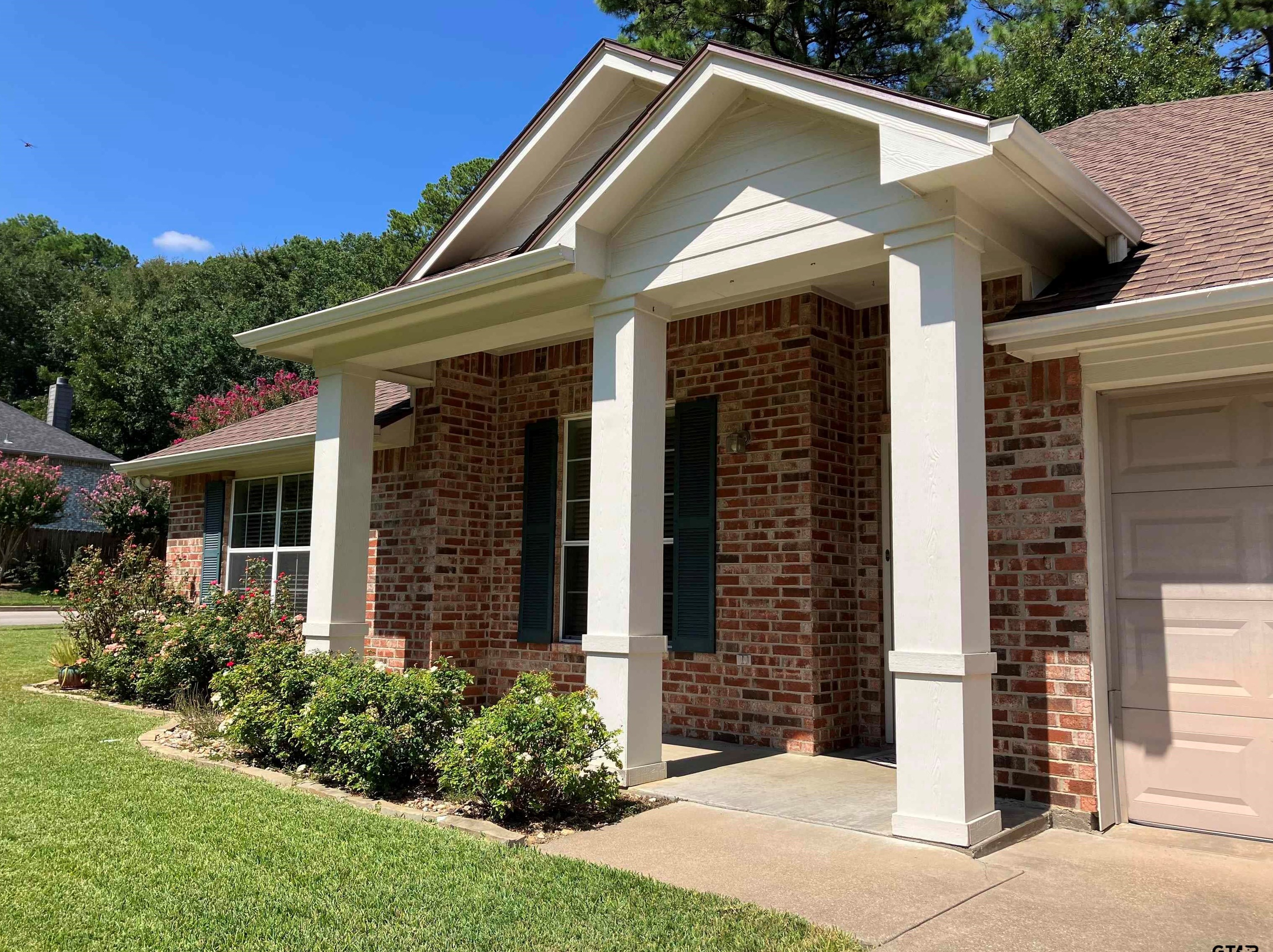 9202 Stonebank Xing, Tyler TX  75703-0830 exterior