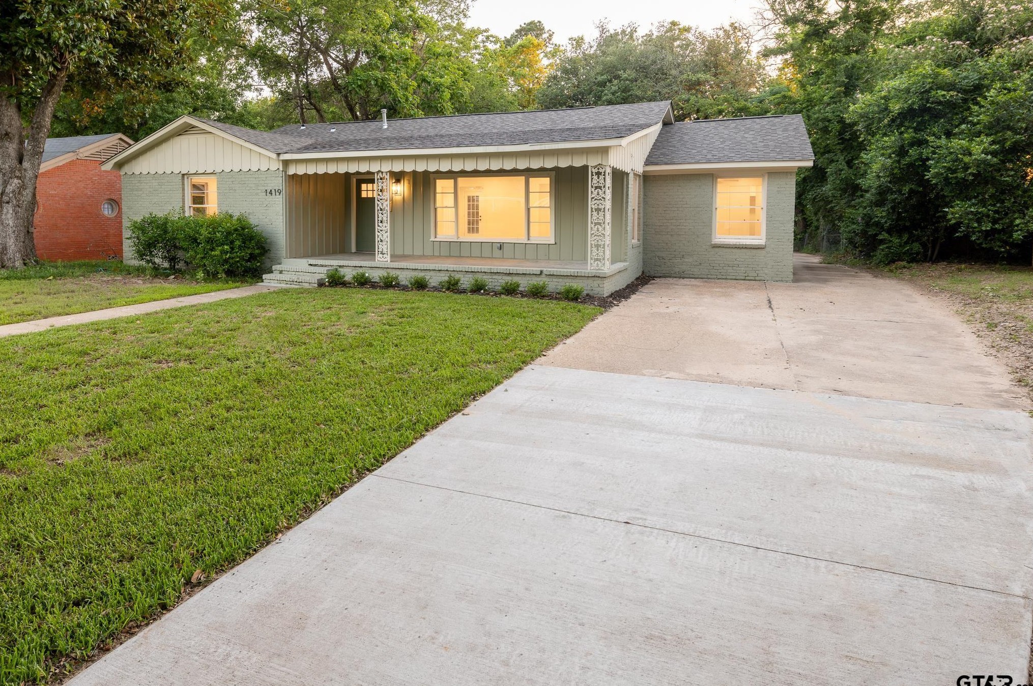 1419 Peach Ave, Tyler TX  75701-2664 exterior