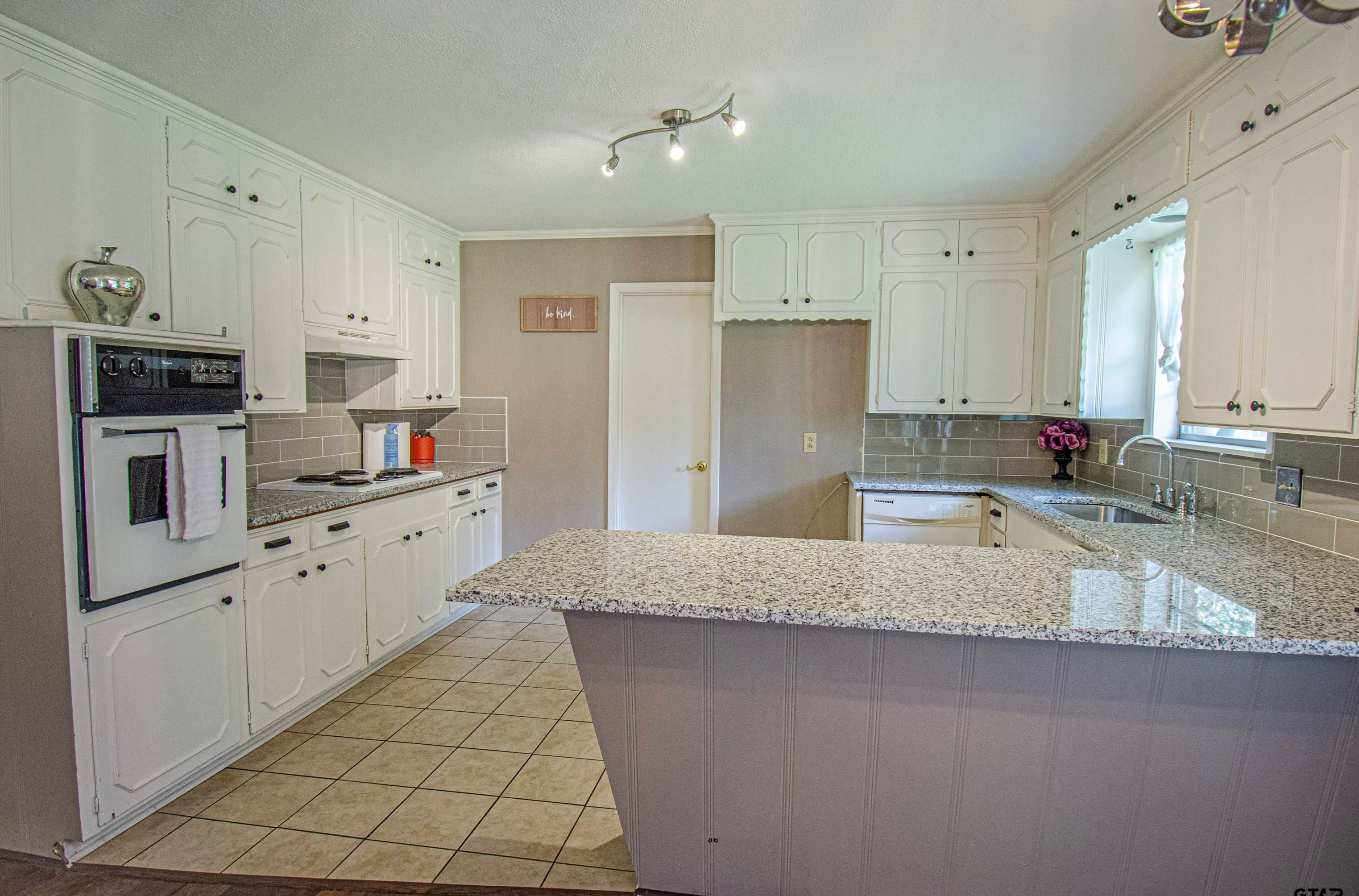 3900 Birdwell Dr, Tyler TX  75703-1601 exterior