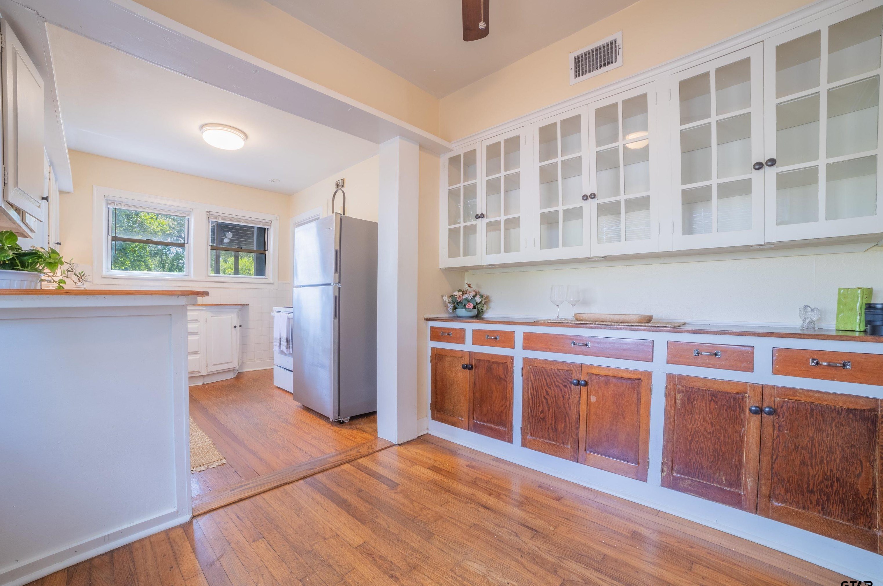 1114 Broadway Ave, Tyler TX  75701-3007 exterior