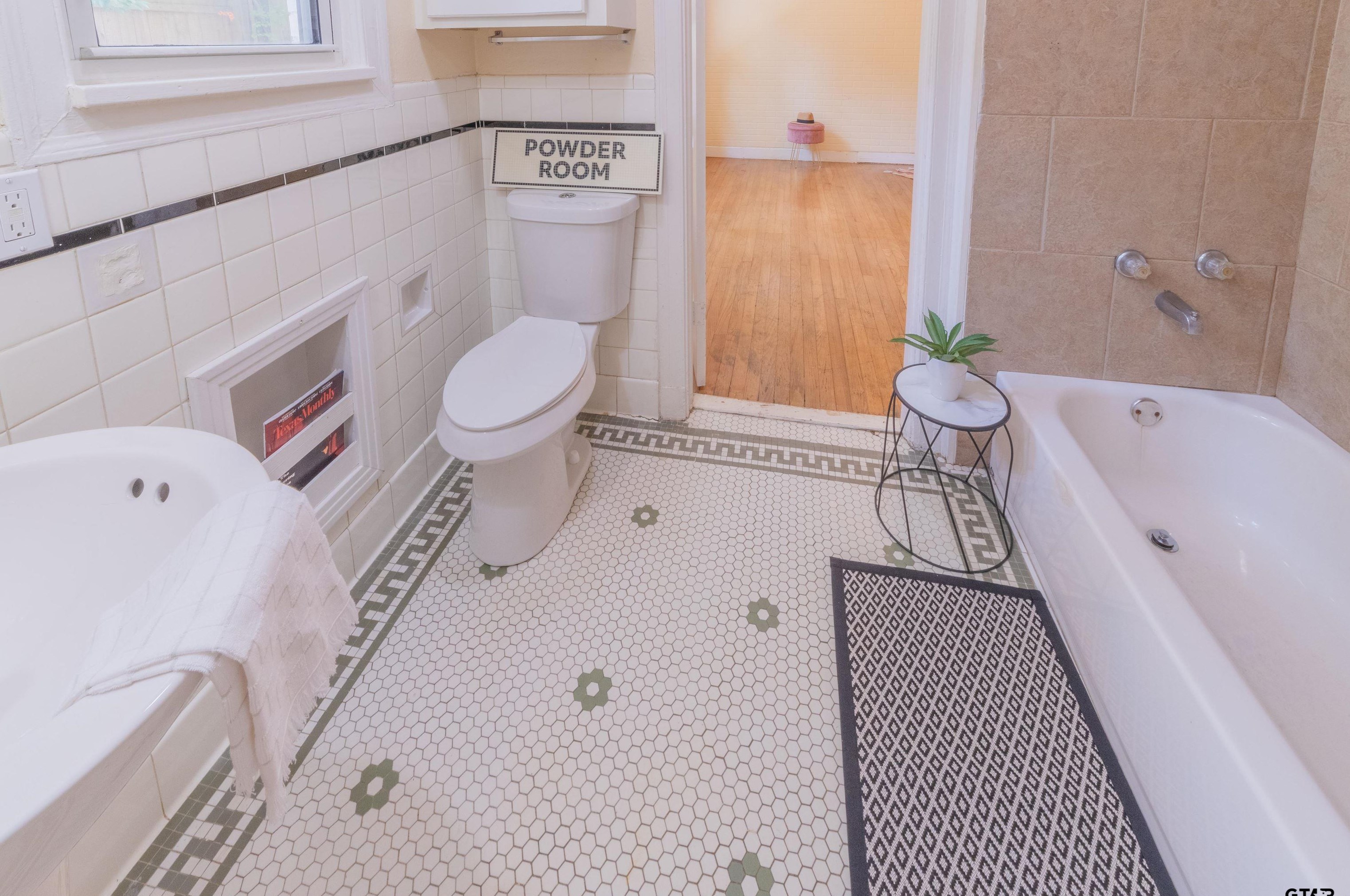 1114 Broadway Ave, Tyler TX  75701-3007 exterior