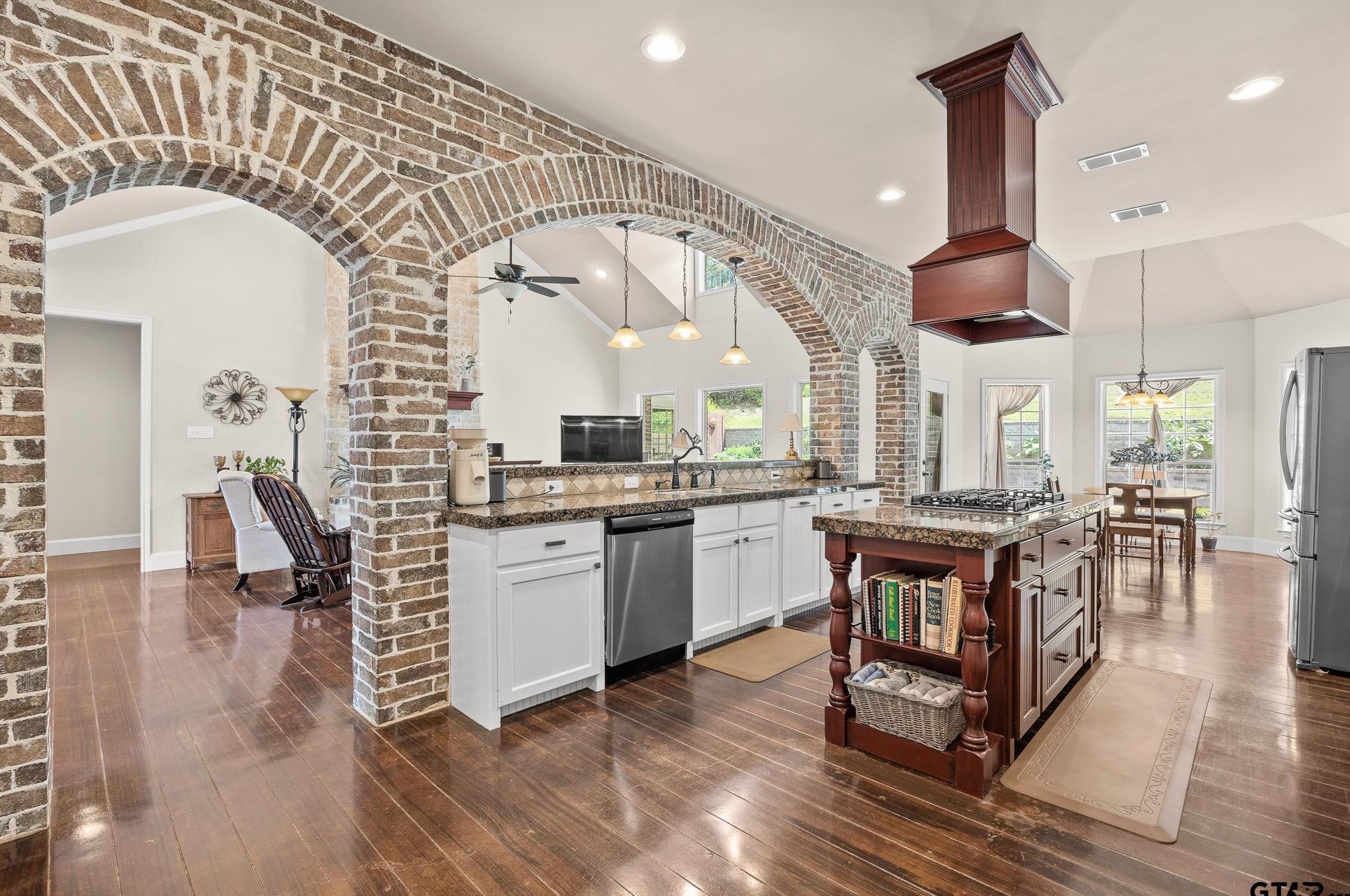 614 Huntwick Ln, Tyler TX  75703-5099 exterior