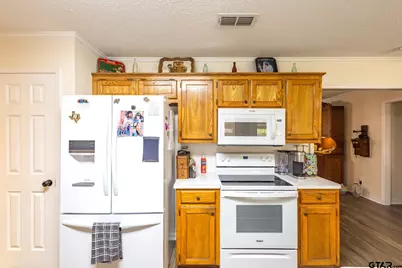 2505 W Gay Ave, Gladewater, TX 75647 - Photo 7