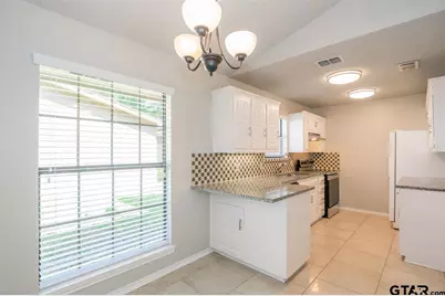 5825 Hollytree, Tyler, TX 75703 - Photo 9